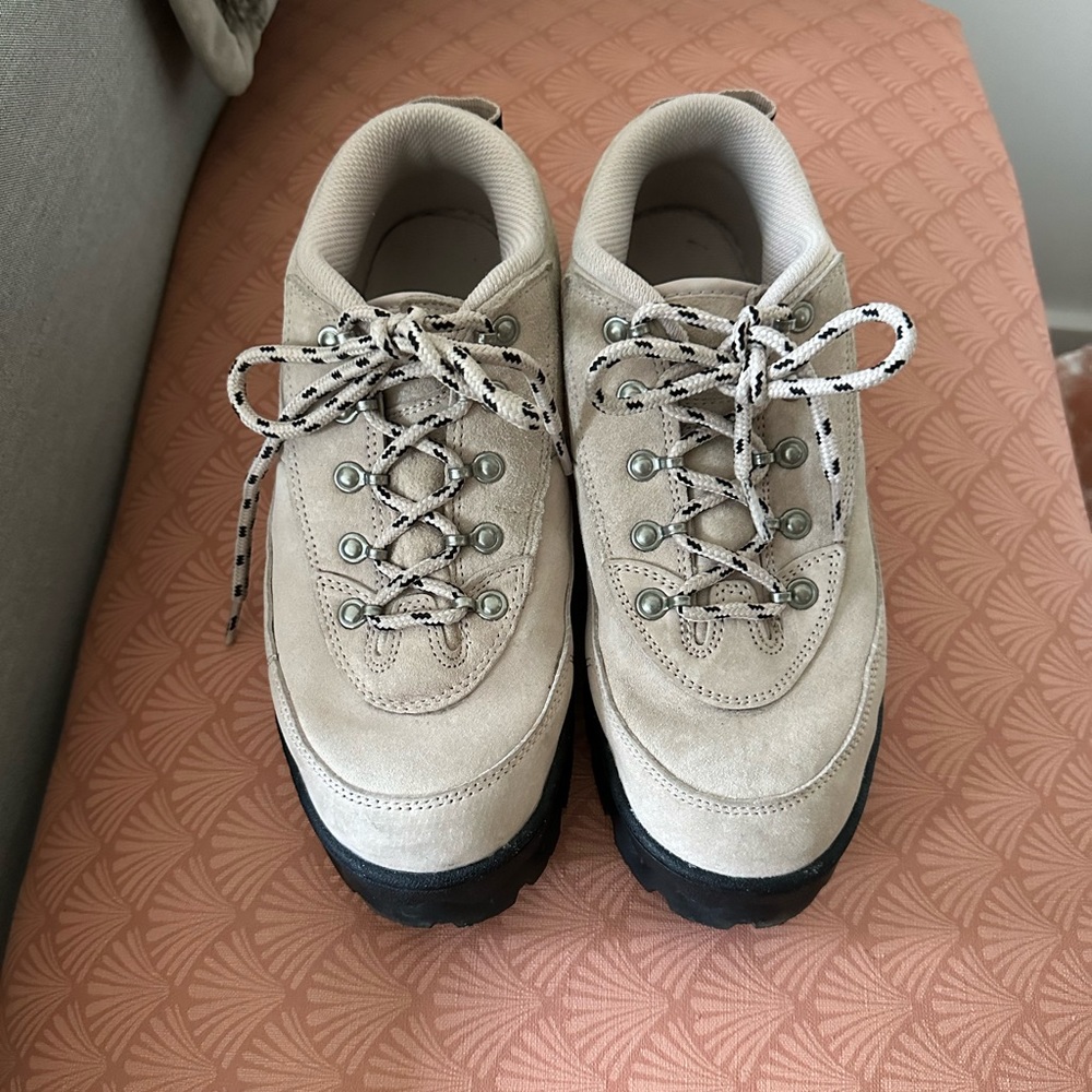 Nike Lahar sneakers/hiking shoe style